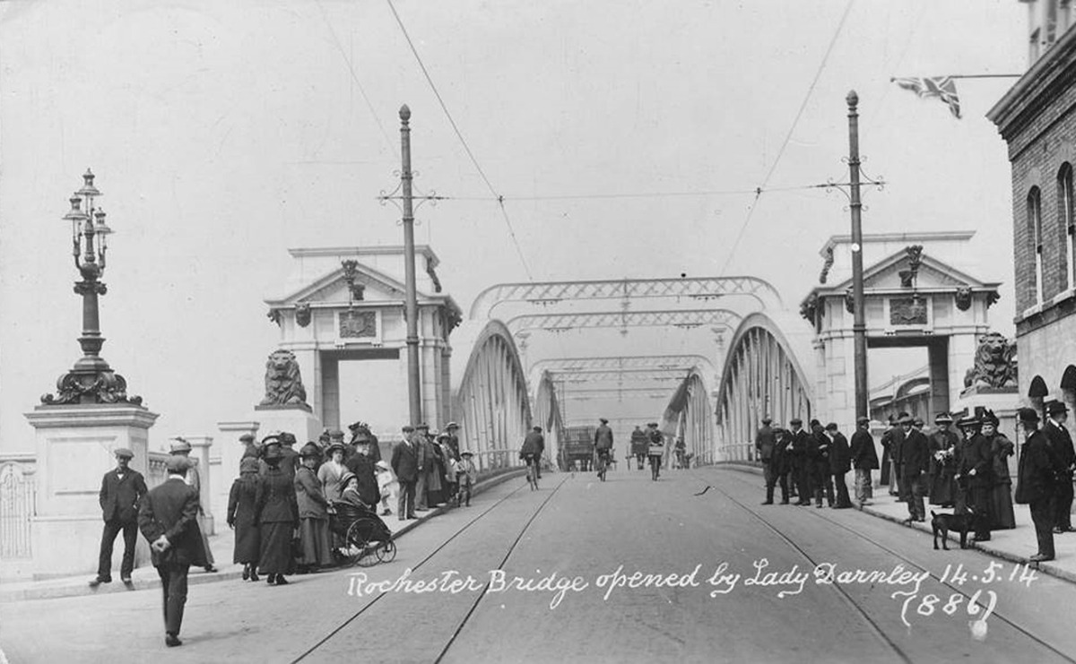 Photo from 1914 in sepia tones, showing one of the ornate lamps in situ on Rochester Bridge